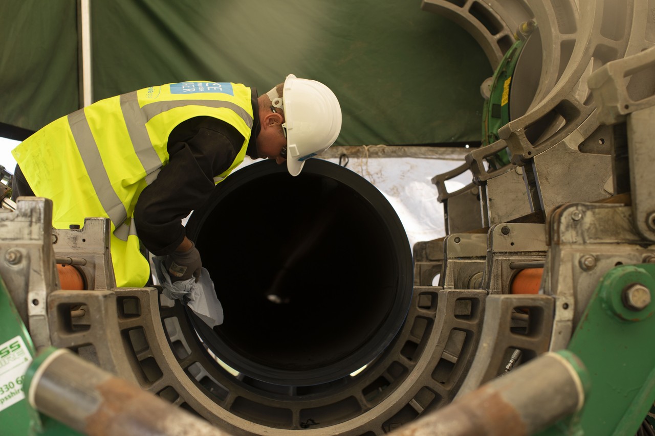 An Uisce Éireann worker cleaning a pipe